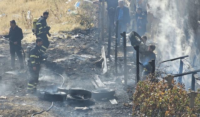 Boş arazide bulunan odun ve lastikler yandı