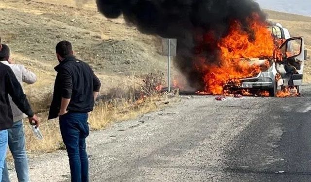 Van’da seyir halindeki minibüs cayır cayır yandı