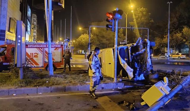Diyarbakır’da Minibüs Devrildi: 4 Kişi Yaralandı
