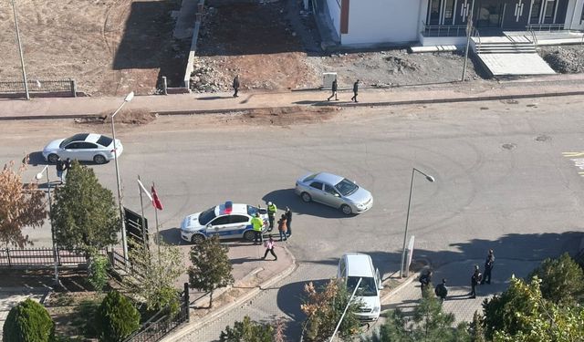 Siirt'te hastane bahçesine girmek isteyen sürücü refüje çıktı