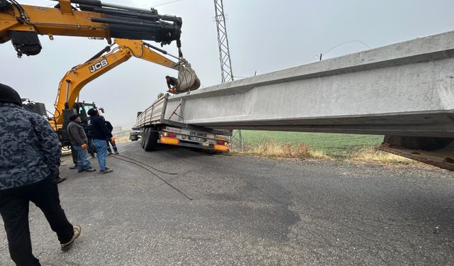 Bingöl’de Virajı Alamayan Tır Yan Yattı