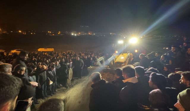 Baraja Uçan Araçta Hayatını Kaybeden 22 Yaşındaki Cihat Gözyaşları Arasında Toprağa Verildi