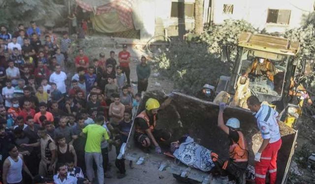 Gazze'de bir binanın enkazından 8 şehidin naaşı çıkarıldı