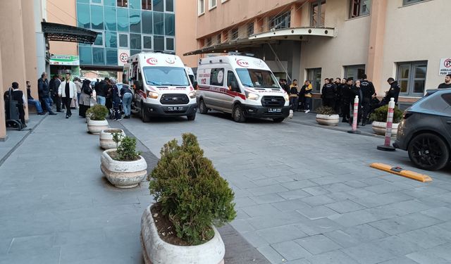 Bıçaklı Kavgada 17 Yaşındaki Genç Yaralandı