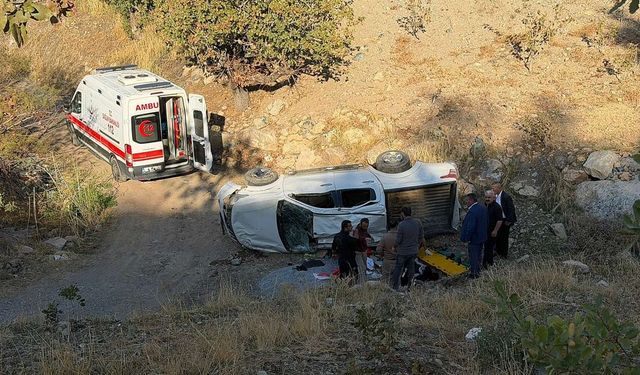 Virajı alamayan pikap devrildi: 4 yaralı