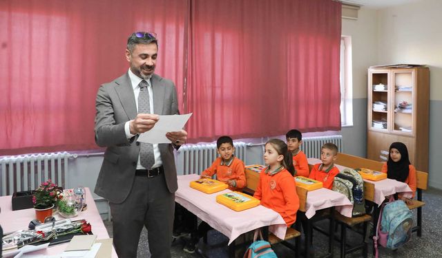Bitlis Belediye Başkanı Tanğlay, Öğrencilerin Mektuplarıyla Duygulandı
