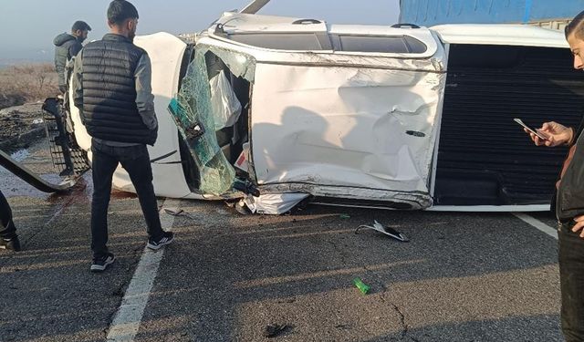 Batman–Bismil Yolunda Pikap Köprü Bariyerlerine Çarptı: Sürücü Ağır Yaralandı