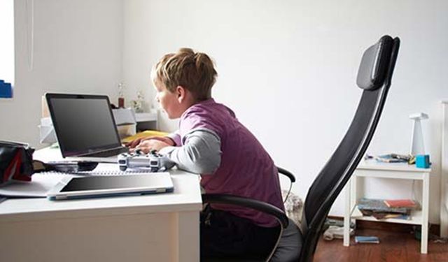 Ergenlikte bilgisayar bağımlılığı duruş bozukluklarını artırıyor