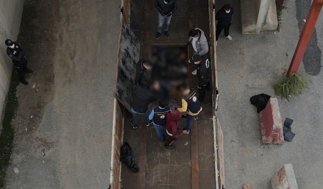 Bitlis’te Tırın Gizli Bölmesinde 20 Düzensiz Göçmen Yakalandı