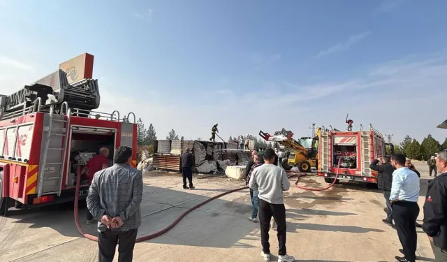 Akaryakıt istasyonunda pamuk yüklü tır alev aldı