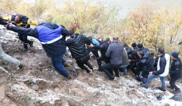 Zap Suyu’na yuvarlanan kamyonettekiler botlarla çıkarıldı: 2 ölü, 2 yaralı