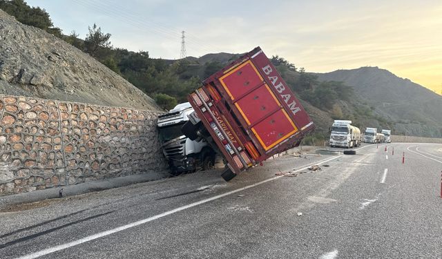Kontrolden Çıkan Tır Duvara Çarptı: 1 Yaralı