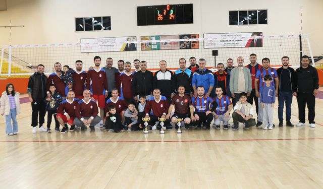 Bitlis’te 24 Kasım Öğretmenler Günü Voleybol Turnuvası Sona Erdi