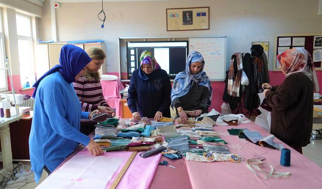 Muş’ta Kadın Kursiyerlerden Örnek Proje: Üreterek Öğreniyor, Çocukları Sevindiriyorlar