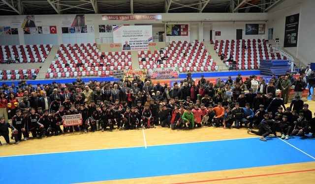 Muş’taki 35 amatör spor kulübüne 2 milyon TL’lik malzeme desteği