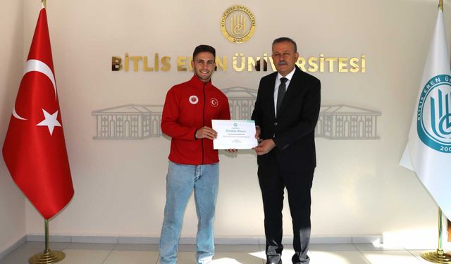 Rektör Elmastaş, Kick Boks Şampiyonu Öğrenciyi Makamında Ağırladı