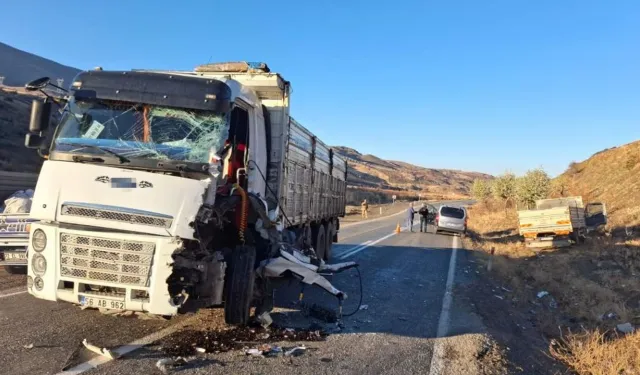 İki Kamyon Çarpıştı: 1 Kişi Yaralandı