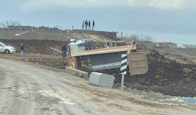 Kontrolden çıkan kamyon devrilerek yan yattı