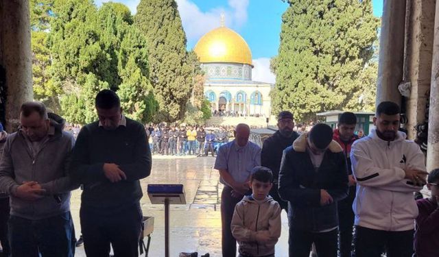 Tüm engellemelere rağmen 50 bin Müslüman Mescid-i Aksa'da saf tuttu