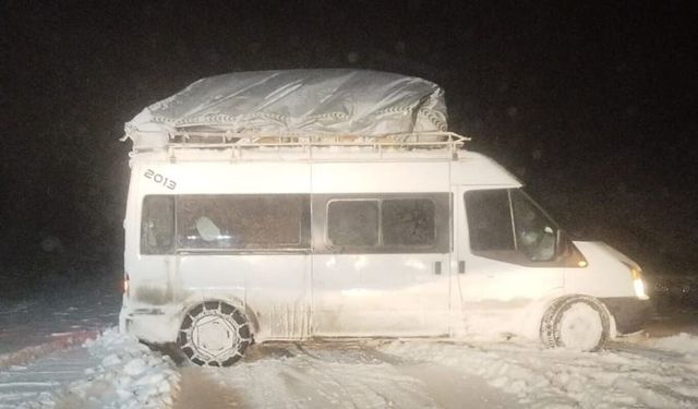 Siirt’te kar ve tipiye karşı zamanla yarış: 22 kişi kurtarıldı