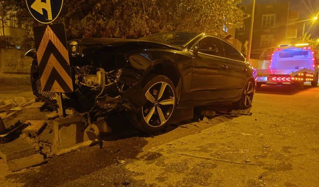 Refüje Çarpan Otomobilde 1 Kişi Yaralandı