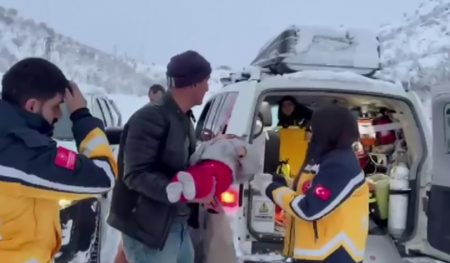 Kar Altında Zamanla Yarış: 3 Yaşındaki Çocuk Hastaneye Ulaştırıldı