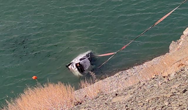 Van’da 3 Gence Mezar Olan Otomobil Zernek Barajı’ndan Çıkarıldı