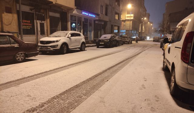 Ardahan’da kar yağışı etkili oldu: Kent merkezi beyaza büründü