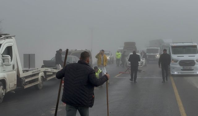 Bitlis'te Yoğun Sis Zincirleme Kazaya Neden Oldu