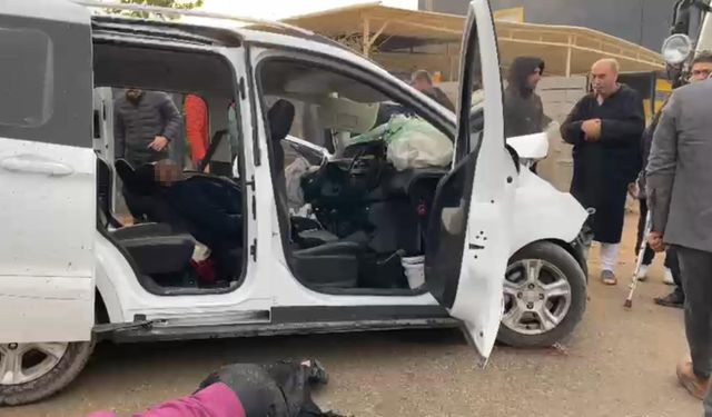 Kamyonet ile Hafif Ticari Araç Çarpıştı: 2’si Çocuk 4 Yaralı