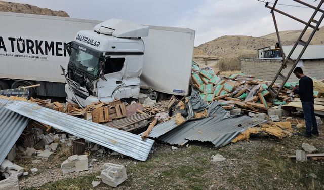Bitlis'te tavuk eti yüklü tır devrildi: Sürücü yaralandı, koliler etrafa saçıldı
