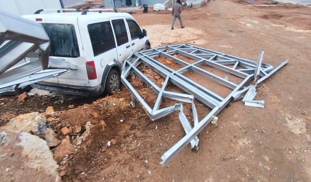 Devrilen kamyonun sürücüsü yaralandı