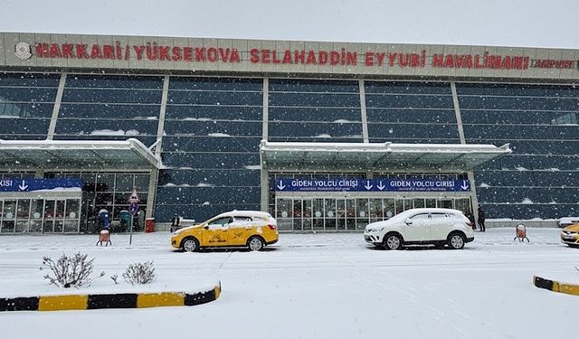 Yoğun Kar Yağışı Uçuşları Durdurdu