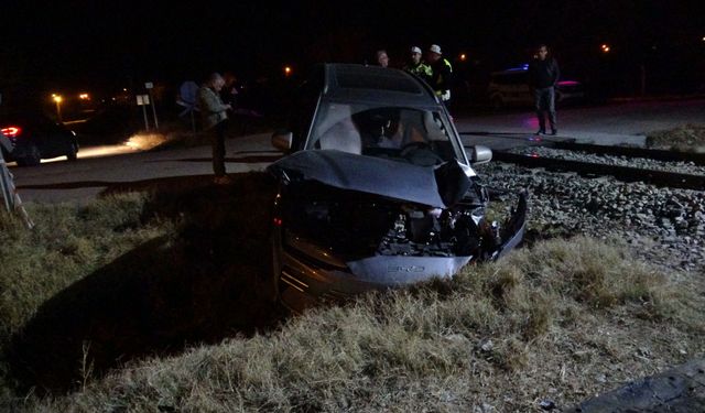 Hemzemin Geçitte Tren Otomobile Çarptı: 5 Yaralı