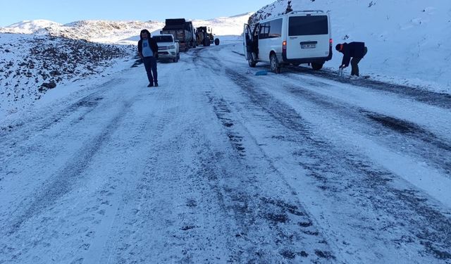 Siirt'te yolcu minibüsü yan yattı