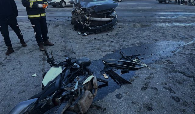 Bitlis’te otomobil ile motosiklet kafa kafaya çarpıştı: 1 yaralı