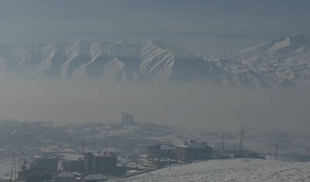 Yüksekova sis altında kaldı, ortaya kartpostallık manzaralar çıktı