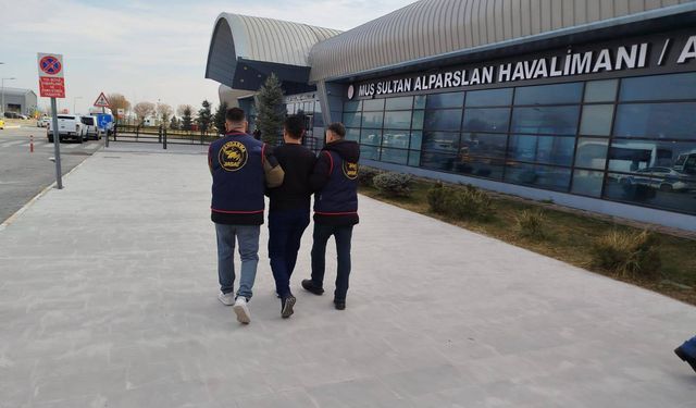 Dolandırıcılık hükümlüsü Muş Havalimanı’nda yakalandı