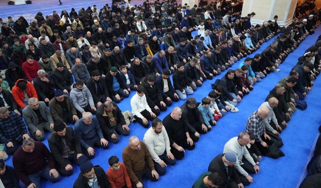 Muş’ta Regaip Kandili’nde camiler doldu