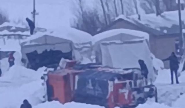 Yüksekova’da Karla Mücadele Aracı Devrildi