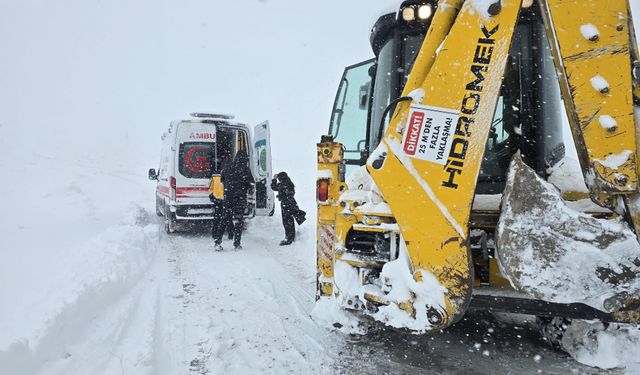 Van’da Yoğun Kar Alarmı: Ulaşım Aksadı, Hasta Kepçeyle Ambulansa Taşındı