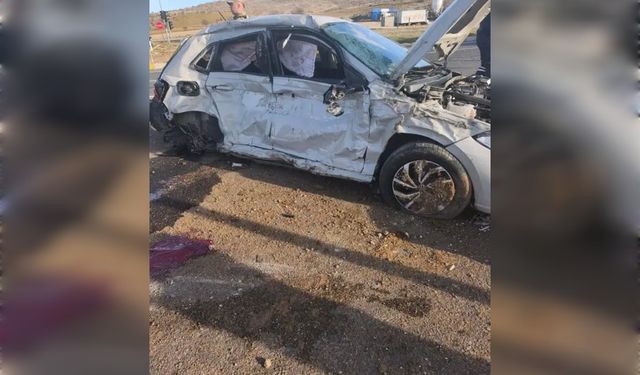 Tır ile otomobil çarpıştı: Doktor hayatını kaybetti