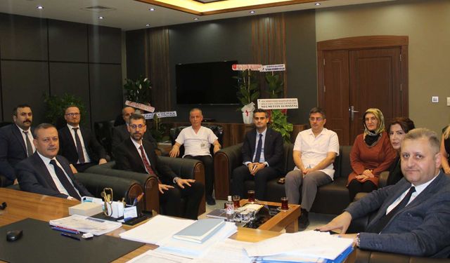 Bitlis Eren Üniversitesi Rektörü Elmastaş’tan Başhekim Sarıçoban’a hayırlı olsun ziyareti