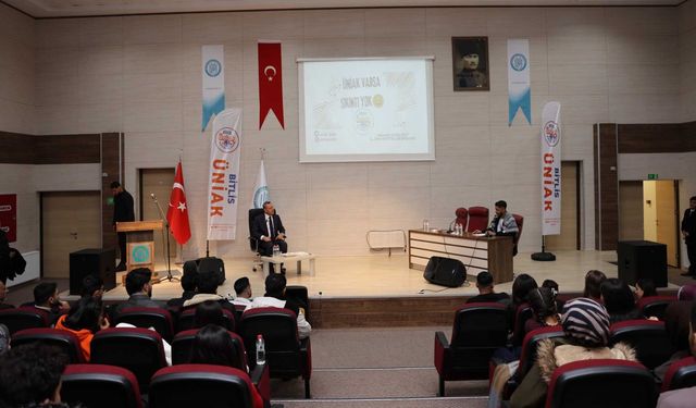 Bitlis Eren Üniversitesi'nde Açık Mikrofon Buluşması: Rektör Elmastaş Öğrencilerle Bir Araya Geldi