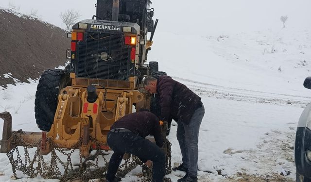 Siirt’te yoğun kar yağışı grup köy yolunu ulaşıma kapattı