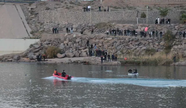 Terliğini Almak İsterken Nehire Düşen Çocuk Kayboldu