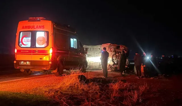 Kontrolden çıkan işçi servisi devrildi: 16 kişi yaralandı