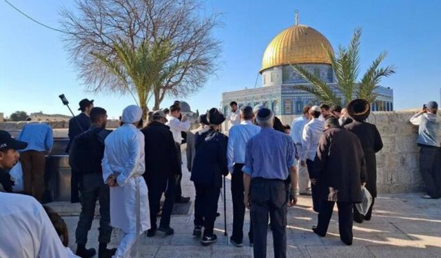 İşgalciler Mescid-i Aksa'ya baskın düzenledi