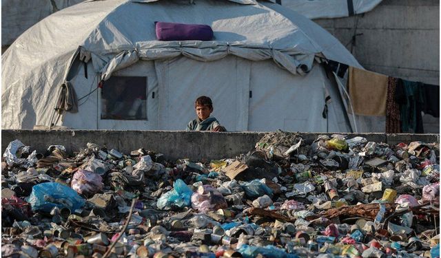 Gazze’de çöp yığınları arasında yaşam mücadelesi