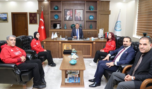 Rektör Elmastaş, Avrupa ve Dünya Şampiyonu BEÜ Sporcularını Makamında Ağırladı